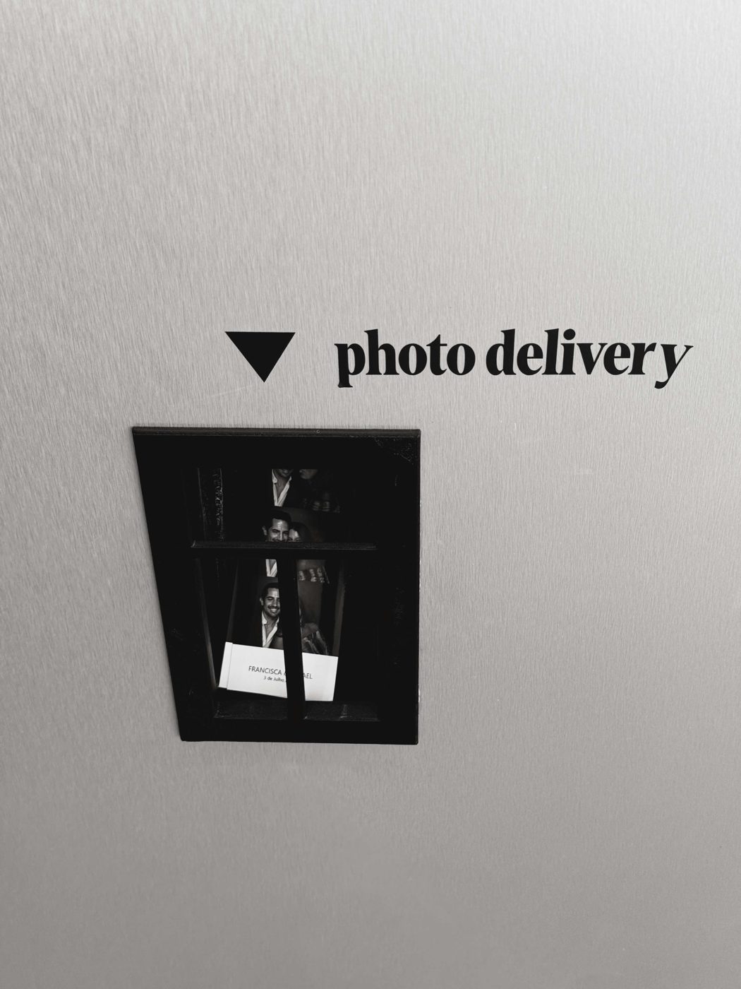 Detalhe da ranhura de entrega de fotos com tira impressa
